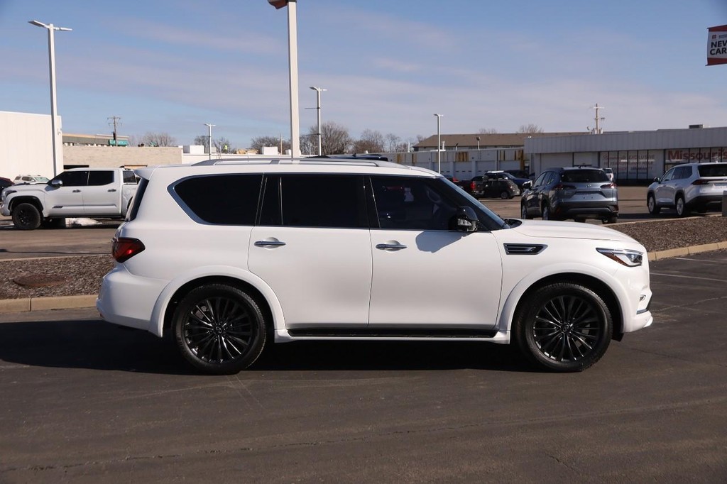 INFINITI QX80 Vehicle Full-screen Gallery Image 5