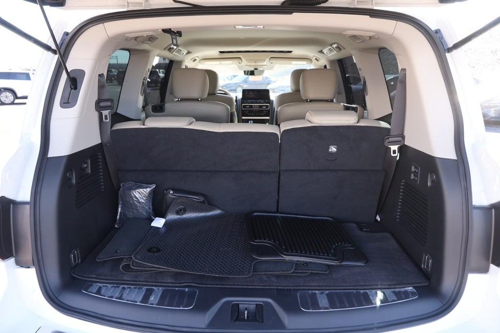 INFINITI QX80 Vehicle Full-screen Gallery Image 7