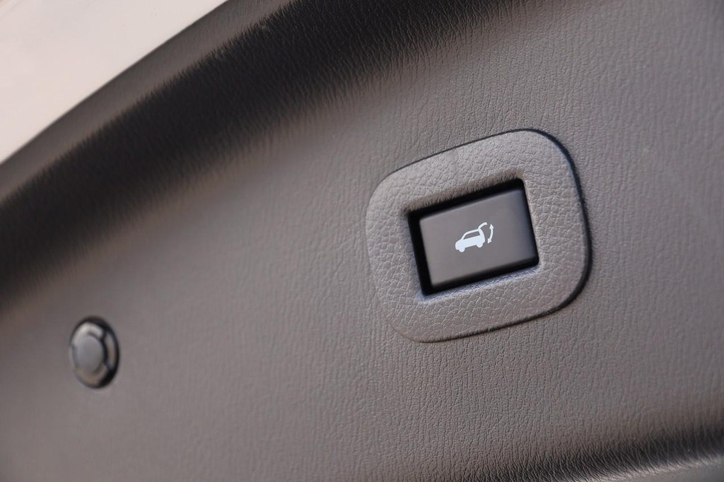 INFINITI QX80 Vehicle Full-screen Gallery Image 8