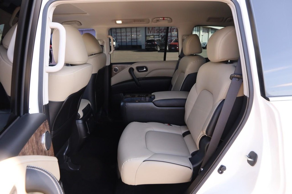 INFINITI QX80 Vehicle Full-screen Gallery Image 11