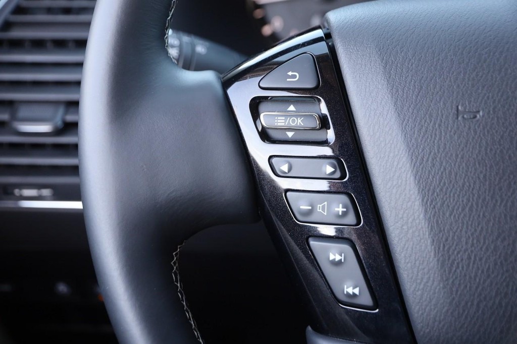 INFINITI QX80 Vehicle Full-screen Gallery Image 14