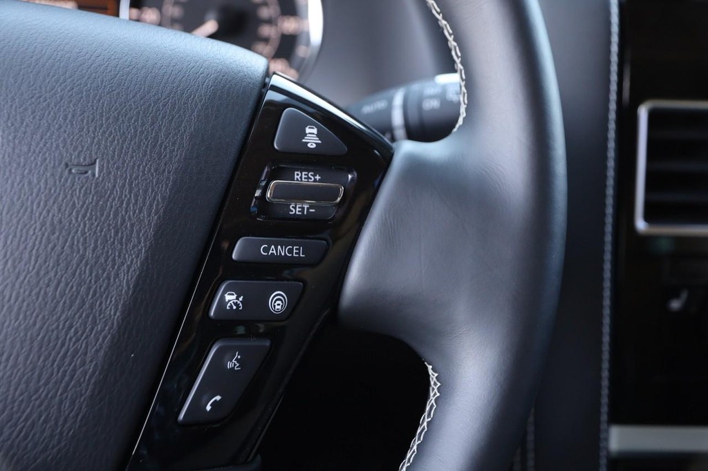 INFINITI QX80 Vehicle Full-screen Gallery Image 15