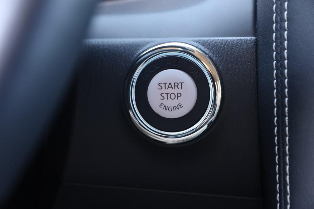 INFINITI QX80 Vehicle Full-screen Gallery Image 17