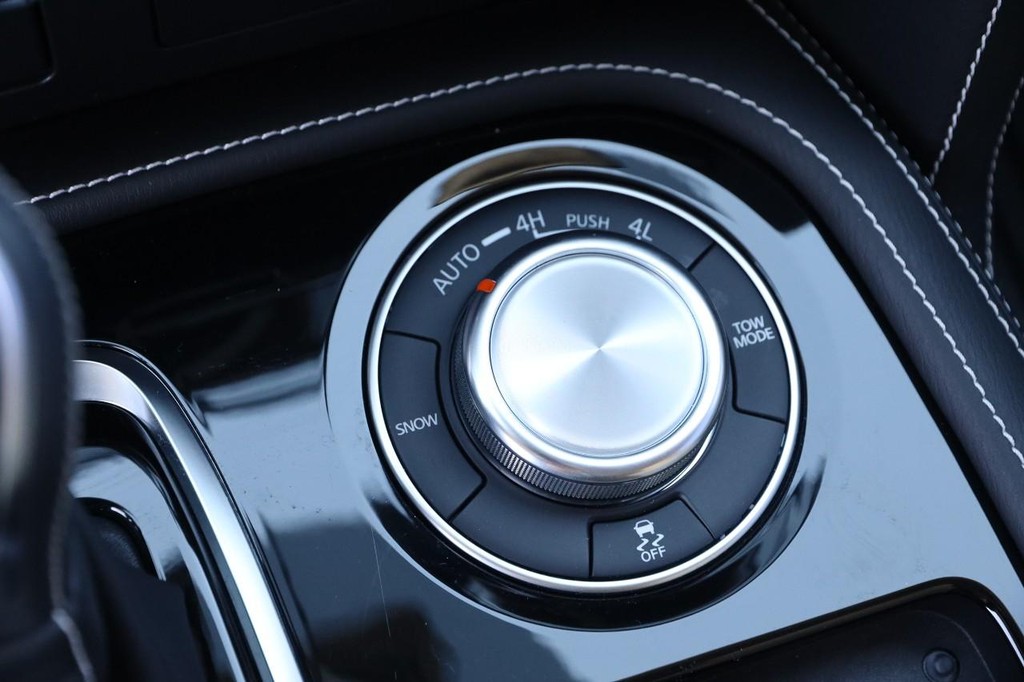 INFINITI QX80 Vehicle Full-screen Gallery Image 21