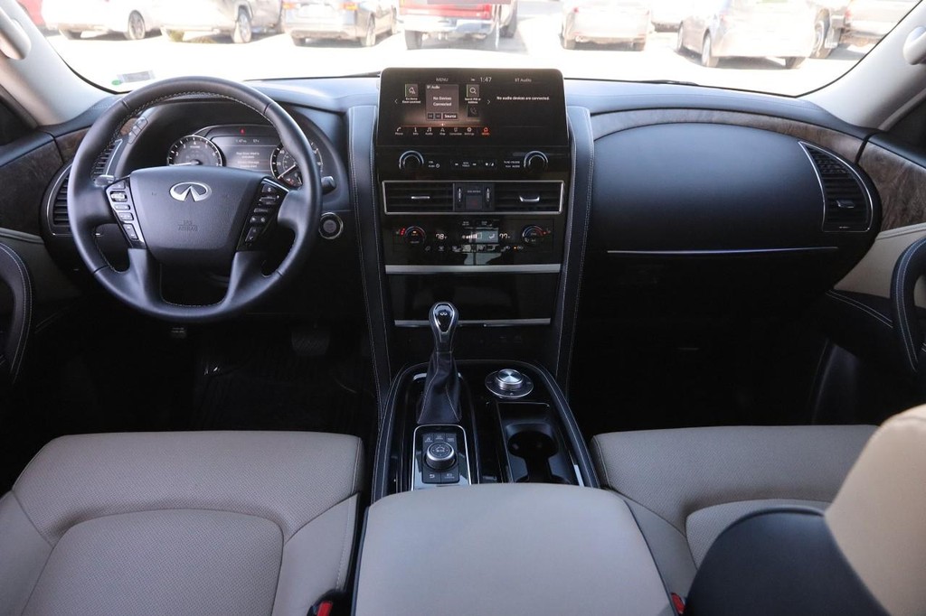 INFINITI QX80 Vehicle Full-screen Gallery Image 24