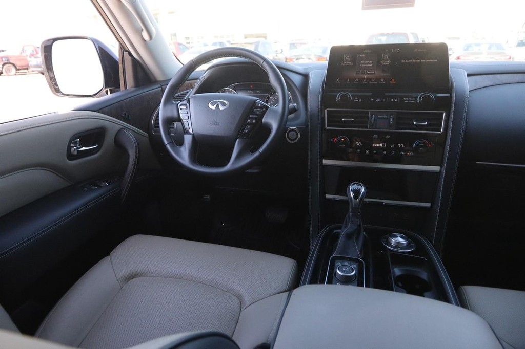 INFINITI QX80 Vehicle Full-screen Gallery Image 25