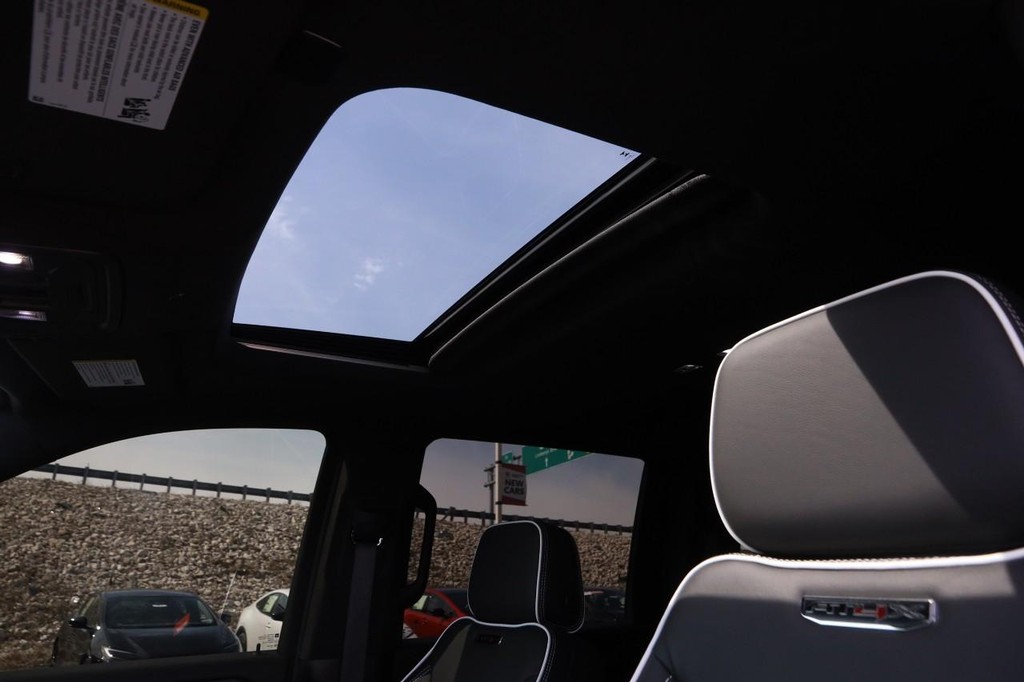 GMC Sierra 2500HD Vehicle Full-screen Gallery Image 9