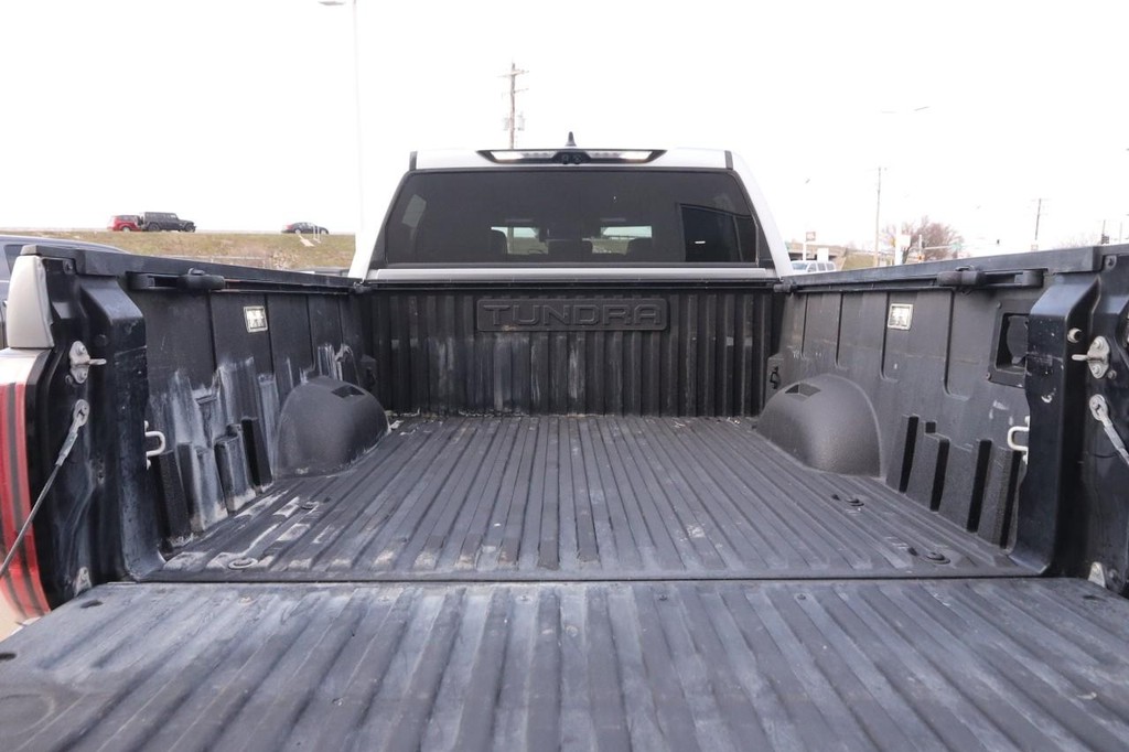 Toyota Tundra 4WD Vehicle Full-screen Gallery Image 7