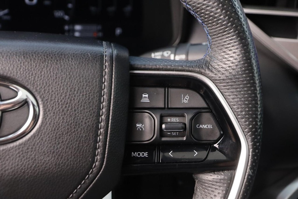 Toyota Tundra 4WD Vehicle Full-screen Gallery Image 13