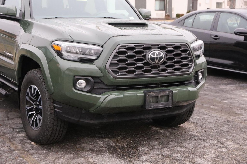 Toyota Tacoma 4WD Vehicle Full-screen Gallery Image 2