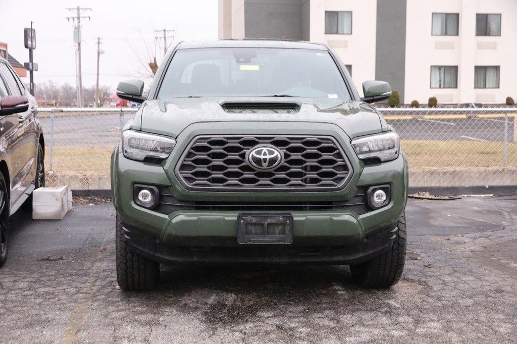 Toyota Tacoma 4WD Vehicle Full-screen Gallery Image 3