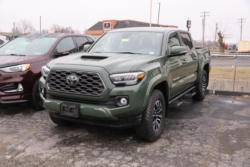 Toyota Tacoma 4WD Vehicle Full-screen Gallery Image 4