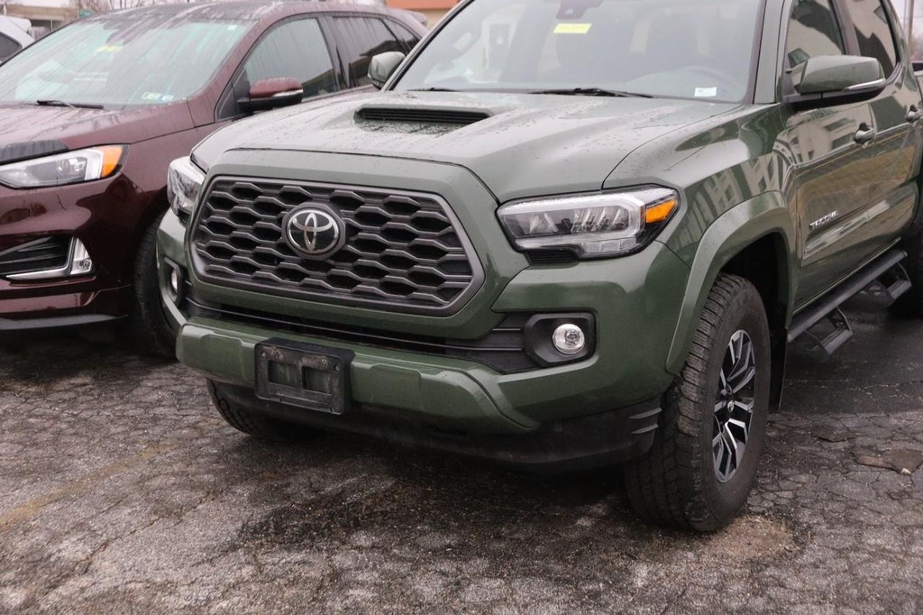 Toyota Tacoma 4WD Vehicle Full-screen Gallery Image 5