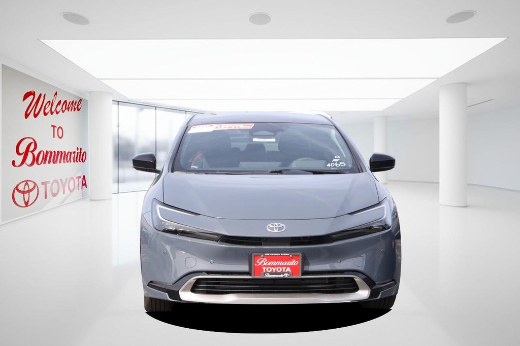 Toyota Prius Plug-In Hybrid Vehicle Full-screen Gallery Image 4