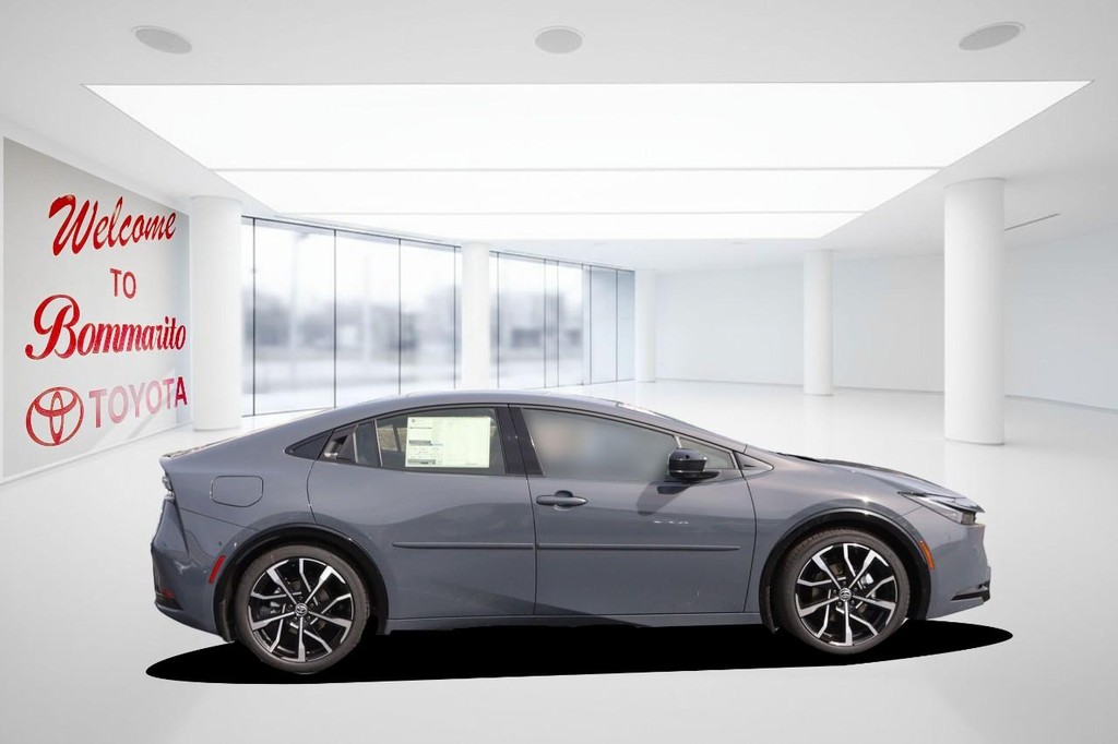 Toyota Prius Plug-In Hybrid Vehicle Full-screen Gallery Image 5