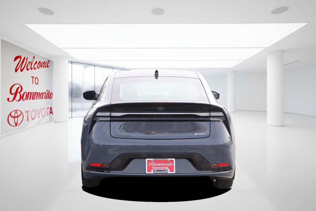 Toyota Prius Plug-In Hybrid Vehicle Full-screen Gallery Image 6