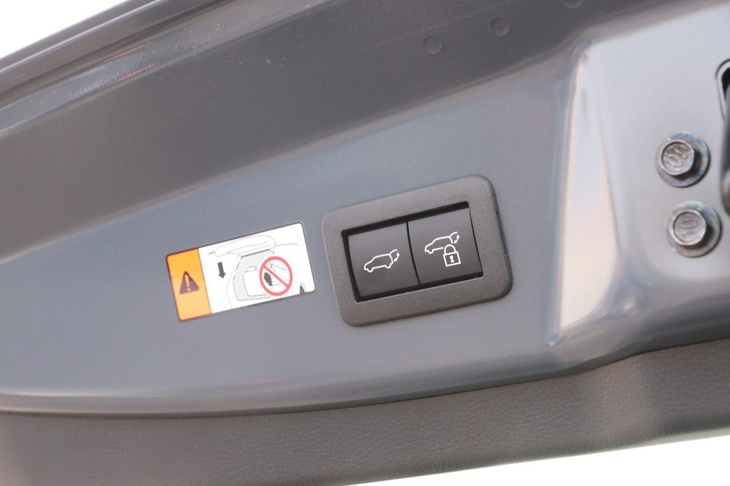 Toyota Prius Plug-In Hybrid Vehicle Full-screen Gallery Image 8