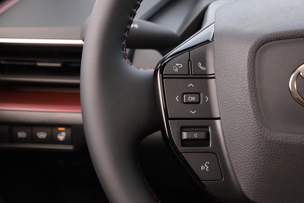 Toyota Prius Plug-In Hybrid Vehicle Full-screen Gallery Image 13