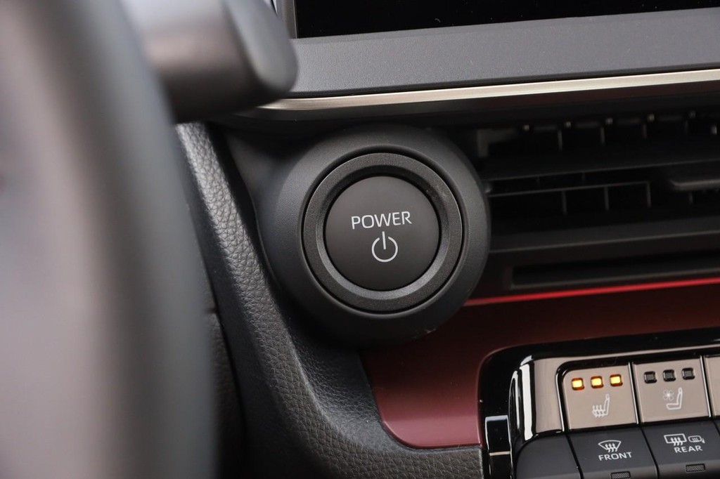 Toyota Prius Plug-In Hybrid Vehicle Full-screen Gallery Image 16