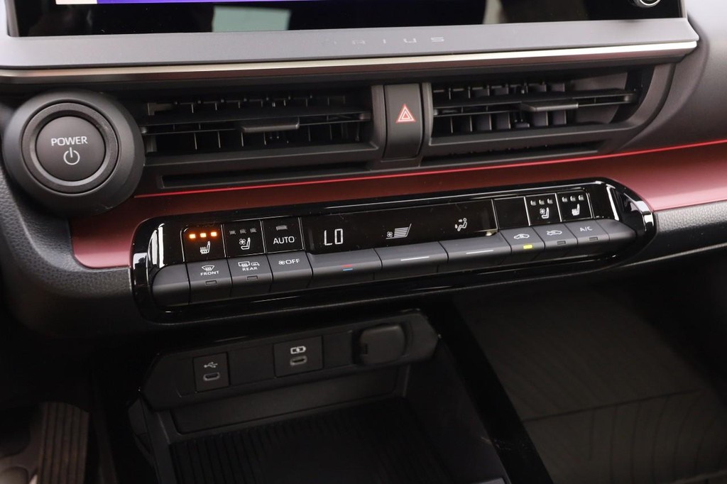 Toyota Prius Plug-In Hybrid Vehicle Full-screen Gallery Image 19