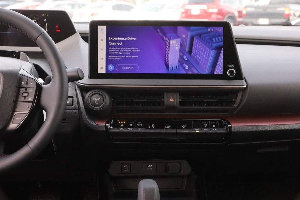 Toyota Prius Plug-In Hybrid Vehicle Full-screen Gallery Image 25