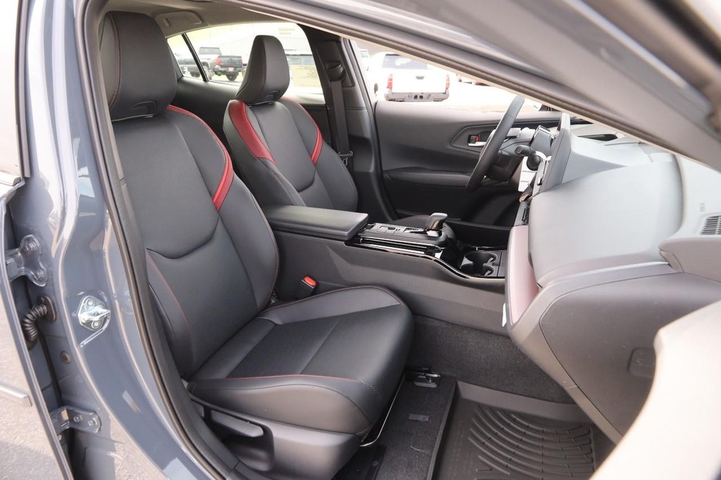 Toyota Prius Plug-In Hybrid Vehicle Full-screen Gallery Image 27