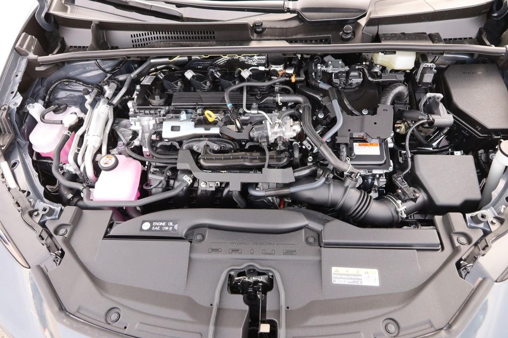 Toyota Prius Plug-In Hybrid Vehicle Full-screen Gallery Image 28