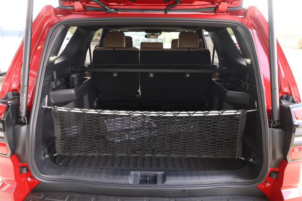 Toyota 4Runner Vehicle Full-screen Gallery Image 7