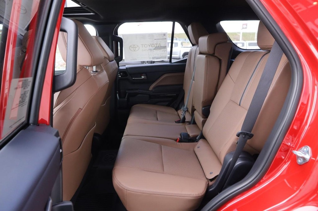 Toyota 4Runner Vehicle Full-screen Gallery Image 11