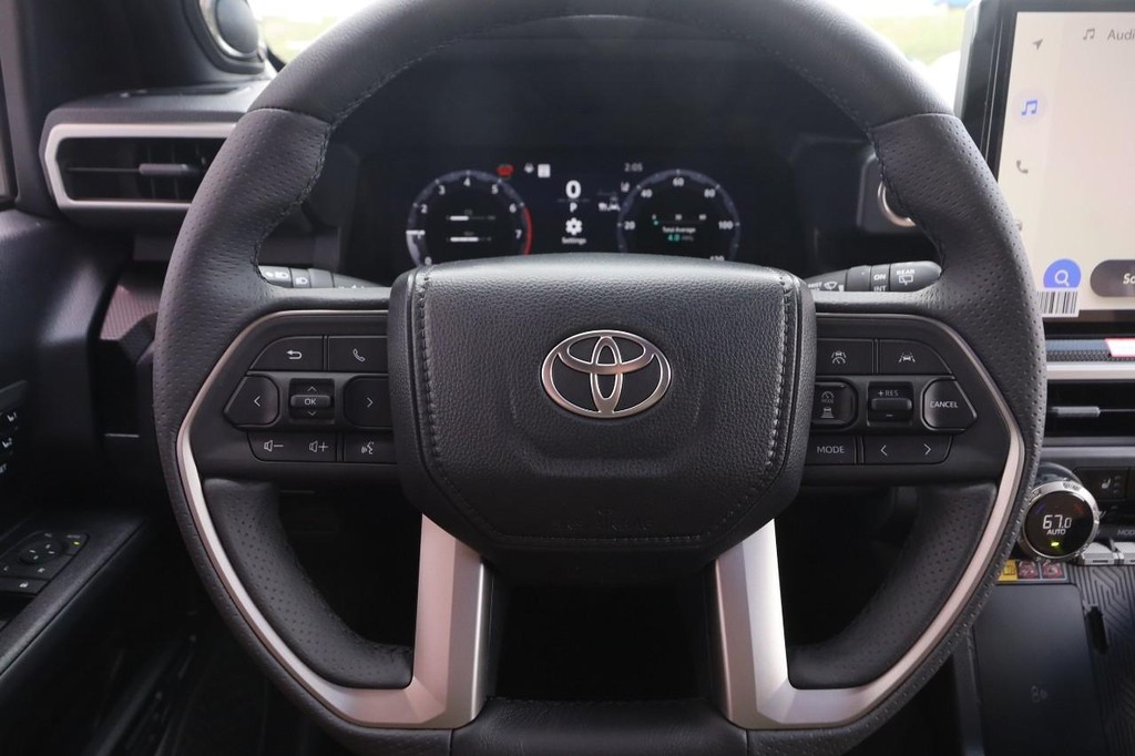 Toyota 4Runner Vehicle Full-screen Gallery Image 12