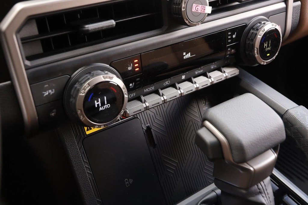 Toyota 4Runner Vehicle Full-screen Gallery Image 19