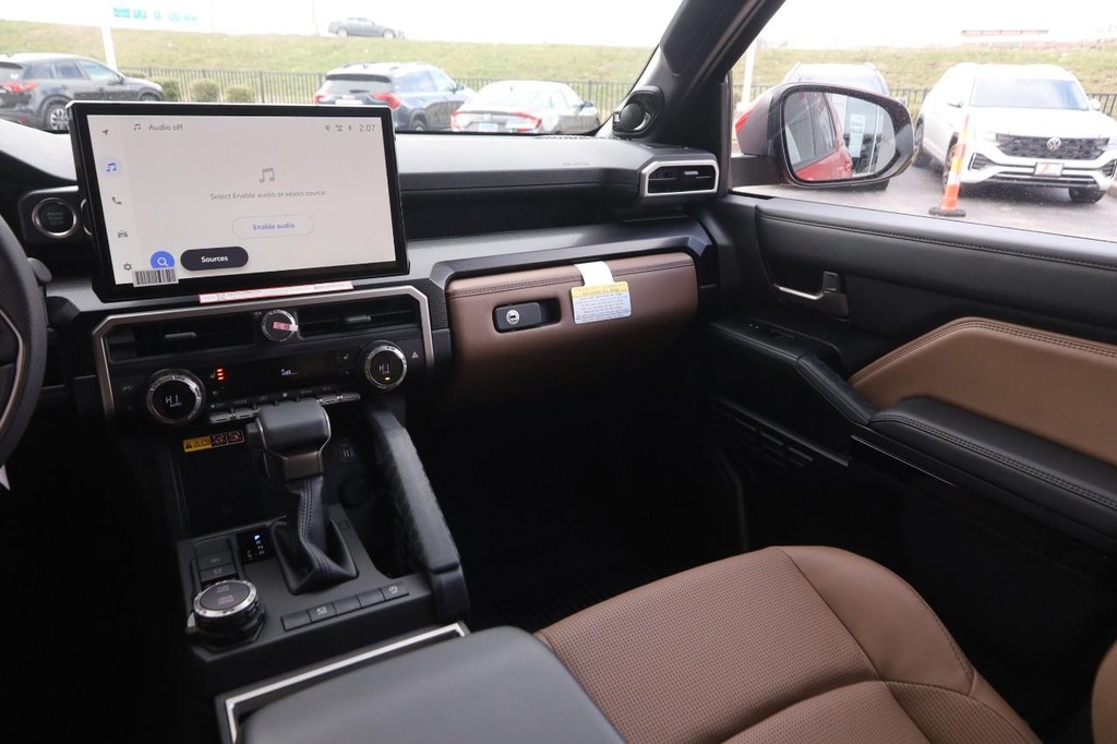 Toyota 4Runner Vehicle Full-screen Gallery Image 26