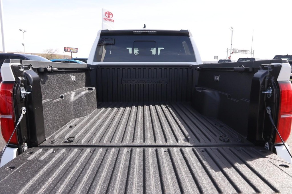 Toyota Tacoma 4WD Vehicle Full-screen Gallery Image 7