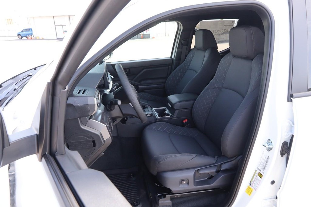 Toyota Tacoma 4WD Vehicle Full-screen Gallery Image 8