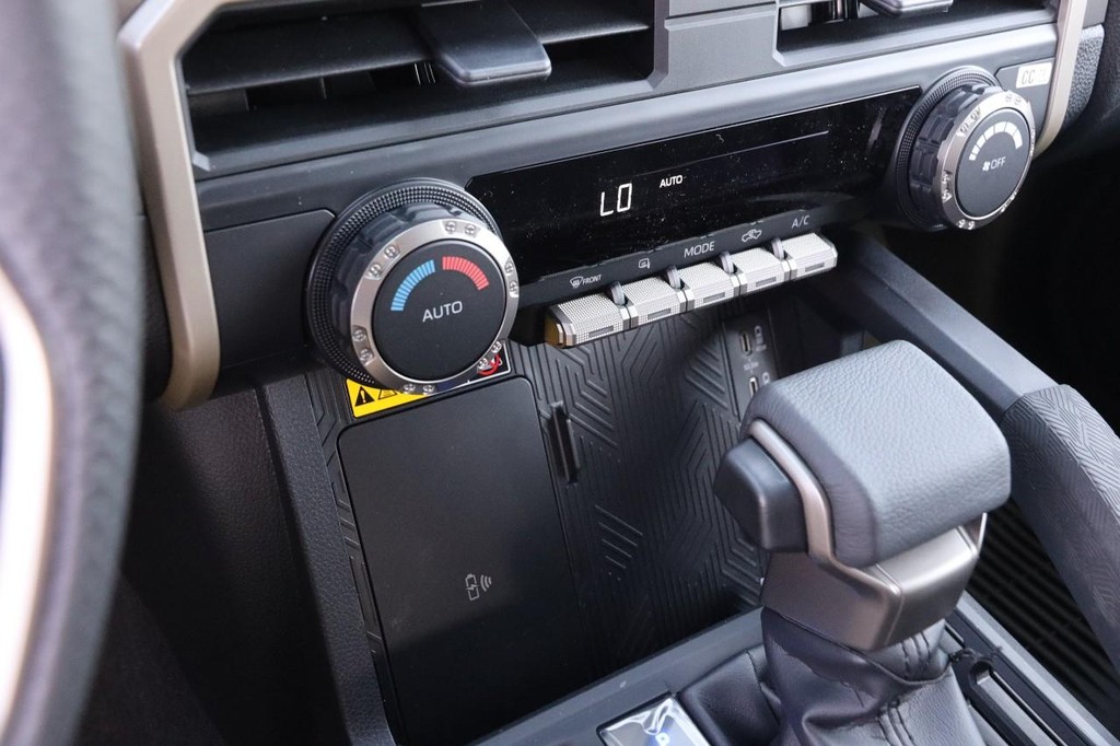 Toyota Tacoma 4WD Vehicle Full-screen Gallery Image 16