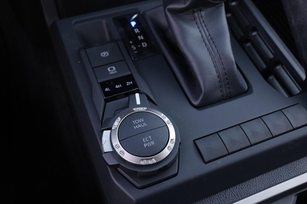 Toyota Tacoma 4WD Vehicle Full-screen Gallery Image 18