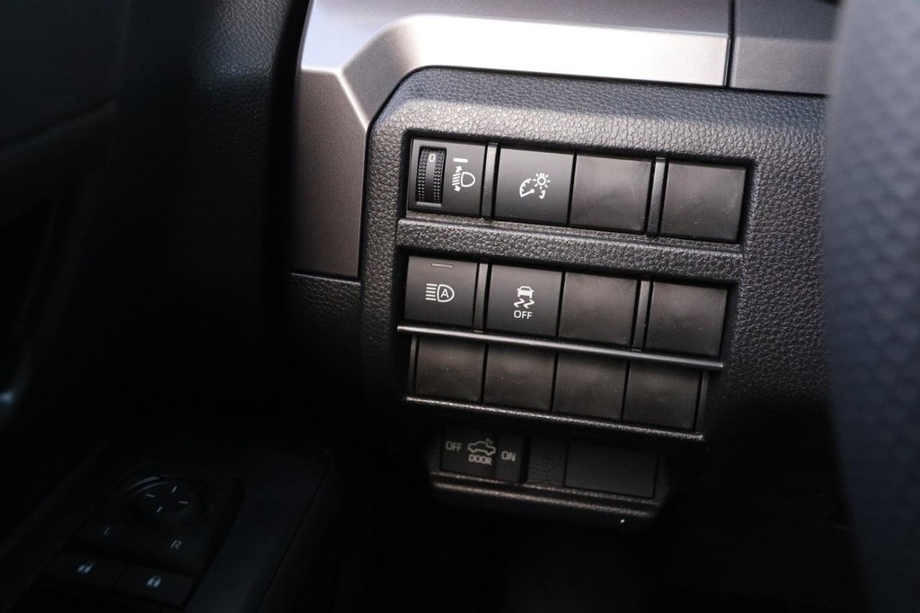 Toyota Tacoma 4WD Vehicle Full-screen Gallery Image 19