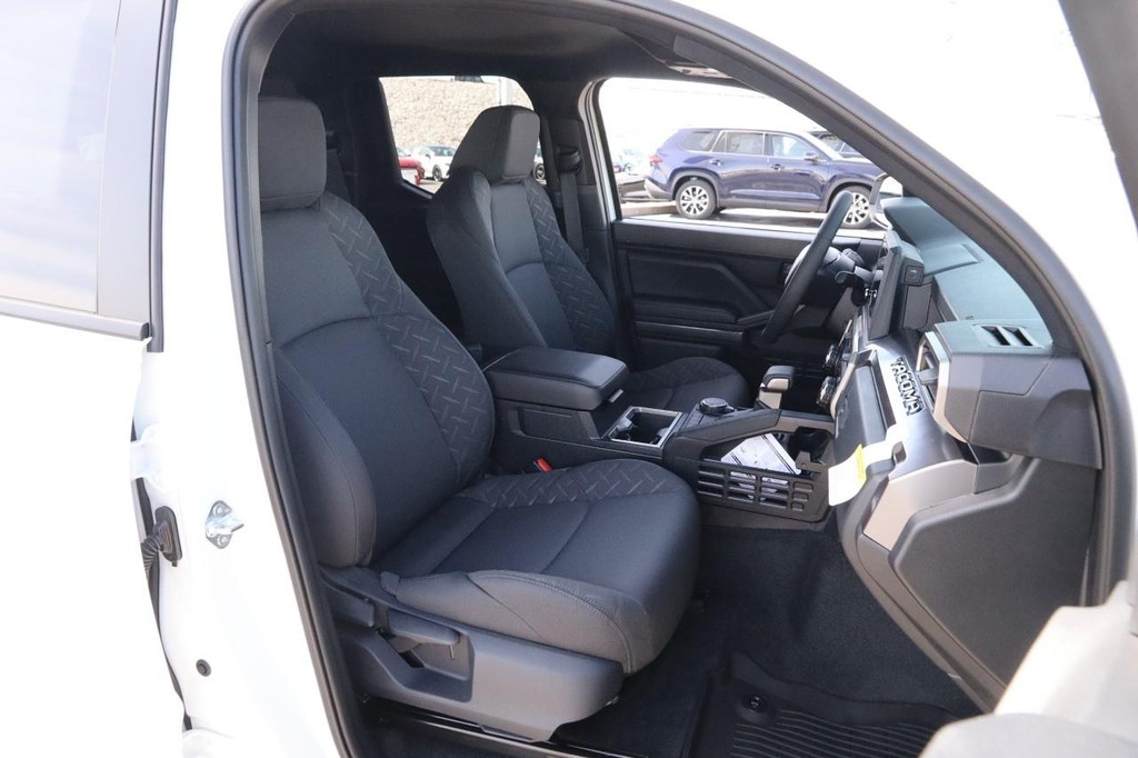 Toyota Tacoma 4WD Vehicle Full-screen Gallery Image 25