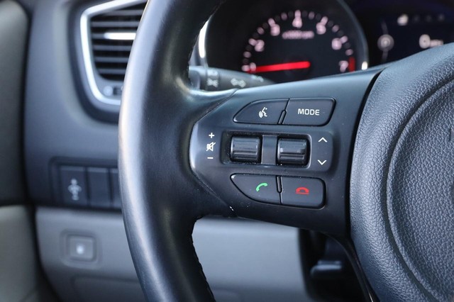 Kia Sedona Vehicle Image 12