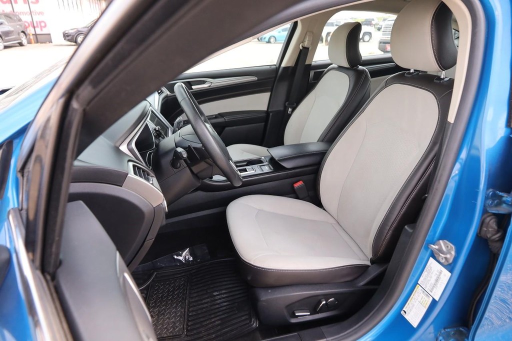 Ford Fusion Vehicle Full-screen Gallery Image 8