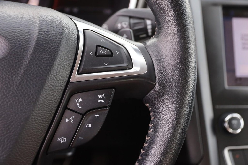 Ford Fusion Vehicle Full-screen Gallery Image 12