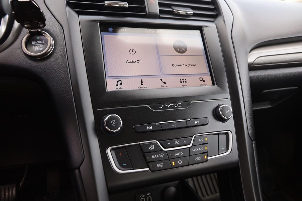 Ford Fusion Vehicle Full-screen Gallery Image 16