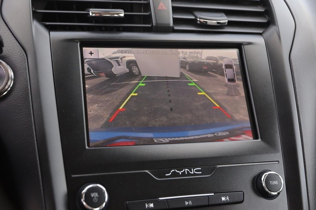 Ford Fusion Vehicle Full-screen Gallery Image 17