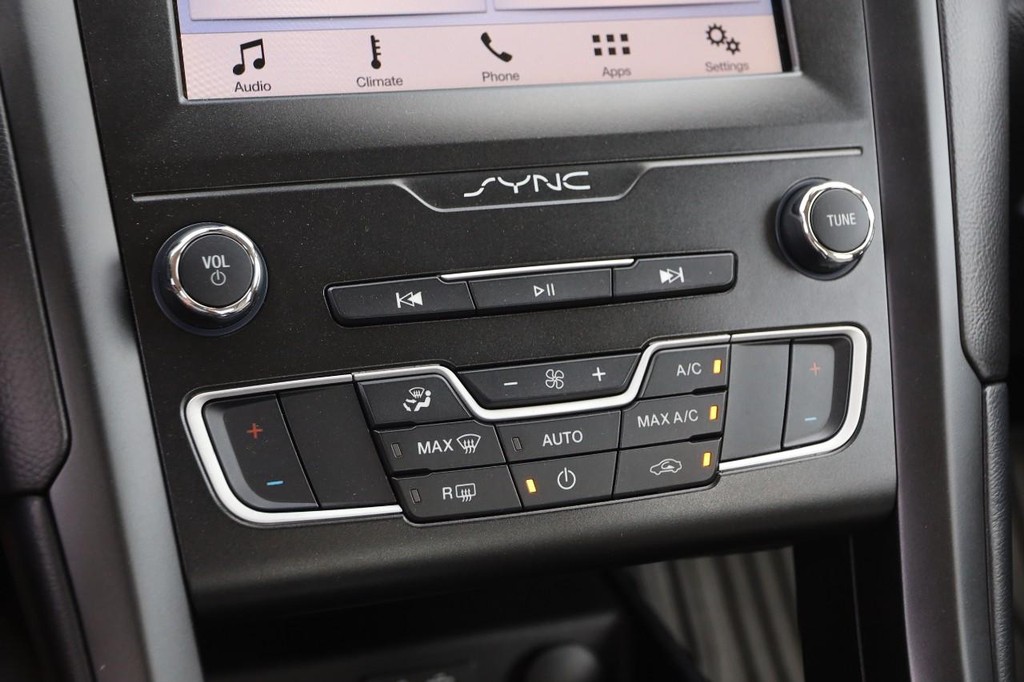 Ford Fusion Vehicle Full-screen Gallery Image 18