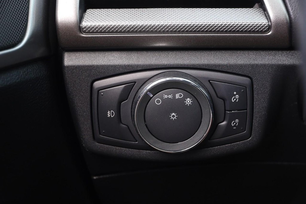 Ford Fusion Vehicle Full-screen Gallery Image 19