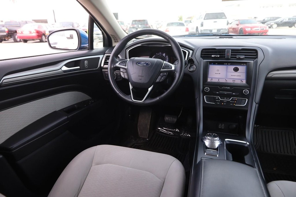 Ford Fusion Vehicle Full-screen Gallery Image 21