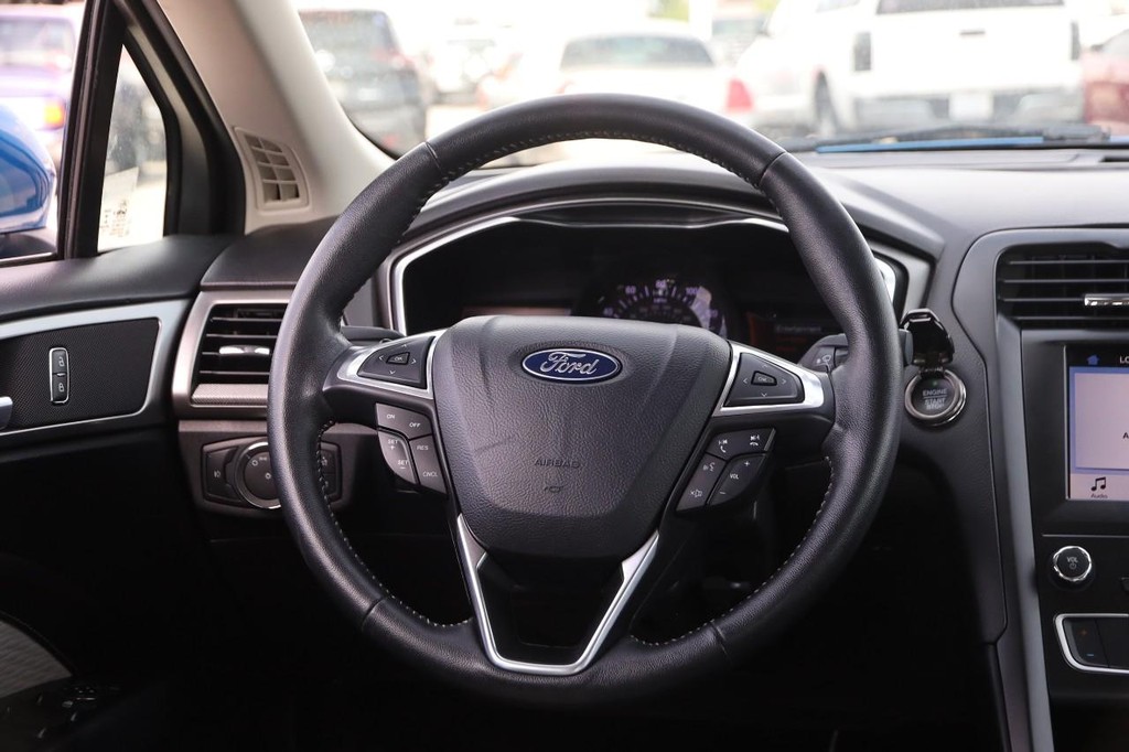 Ford Fusion Vehicle Full-screen Gallery Image 22