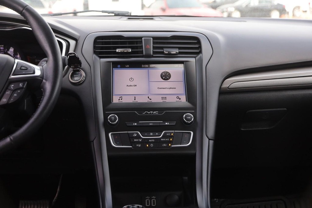 Ford Fusion Vehicle Full-screen Gallery Image 23