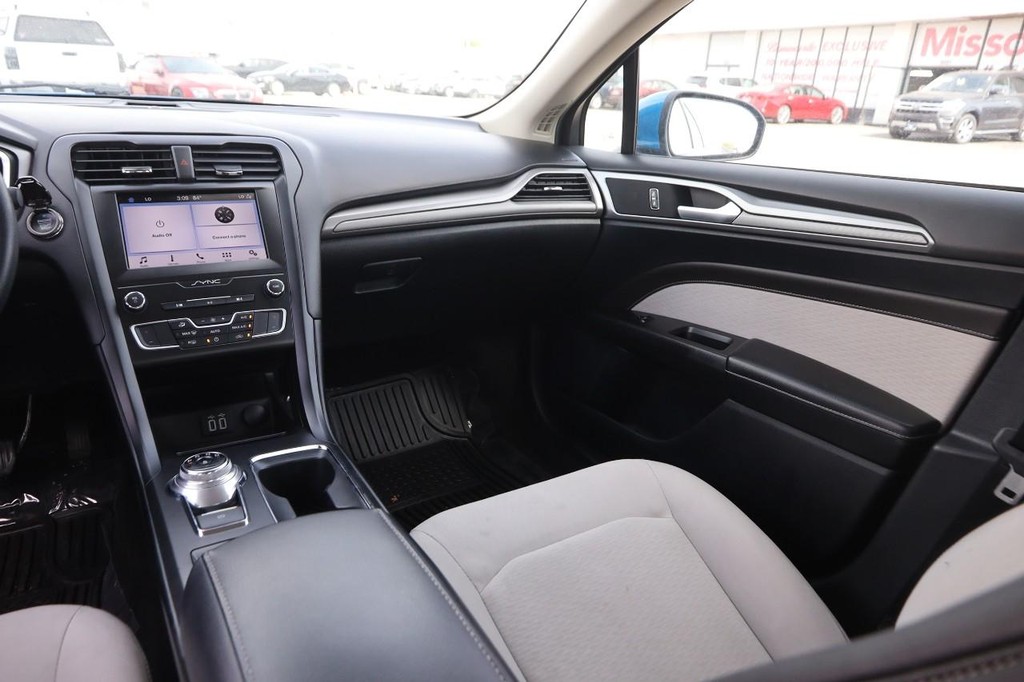 Ford Fusion Vehicle Full-screen Gallery Image 24