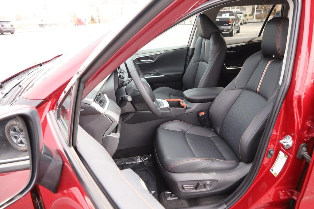 Toyota RAV4 Vehicle Full-screen Gallery Image 8